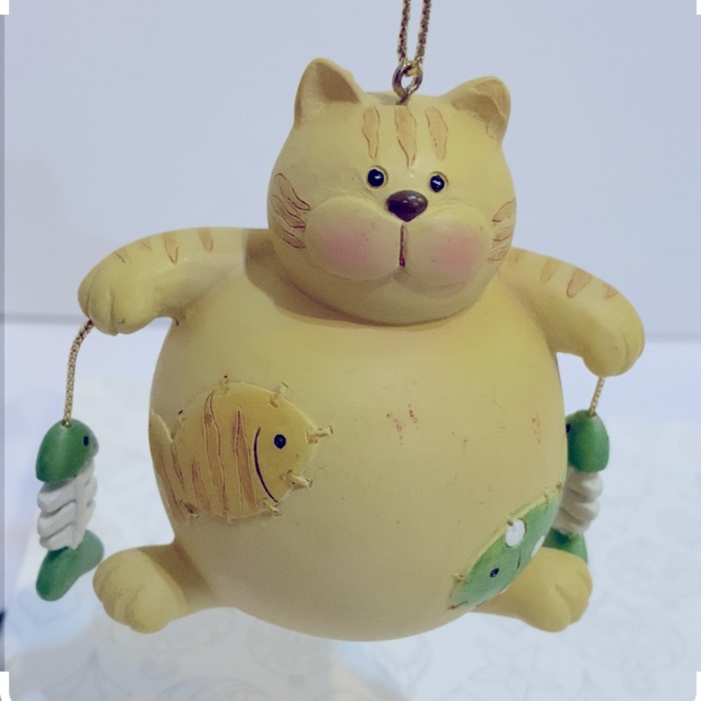 Fat cat w fish ornament